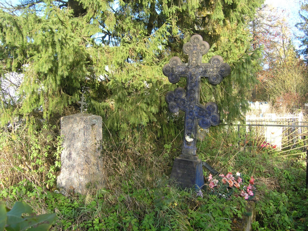 Захоронения на Есеновском погосте. Фото 2010 г. 