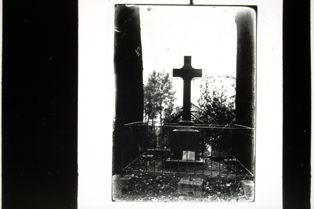 Фото креста на могиле А.Г. Венецианова, 1907 г. А.К. Хребтов