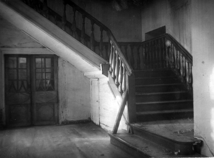 Вышний Волочёк. Лестница на второй этаж Преображенской церкви. Фото 1941 г. Вышневолоцкий муниципальный архив.