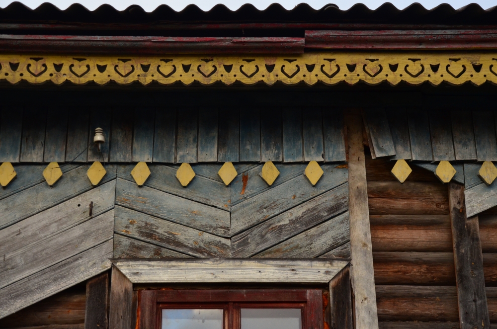 Фрагмент резных украшений фасада Покровской церкви в Алексеевском. Фото Д. Ивлева
