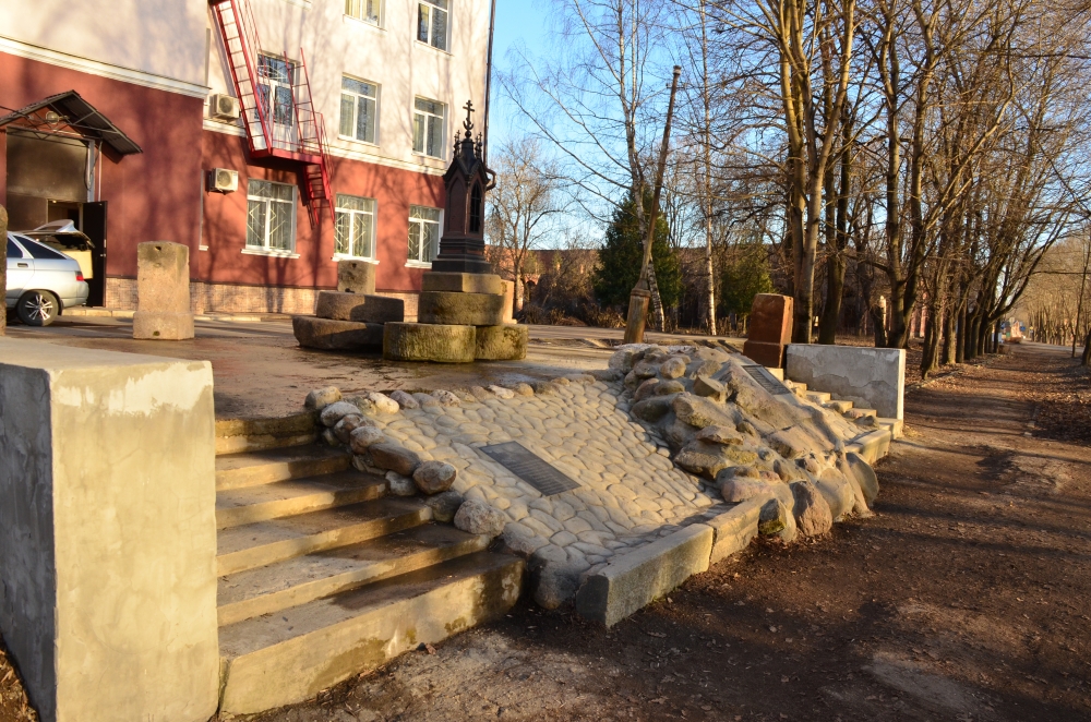 Вышний Волочёк. Памятник отцам города на месте Казанского собора